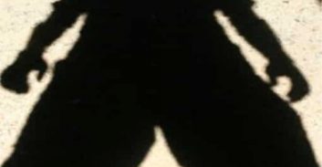 חשד: אסיר משוחרר שישב בעבר על הריגה עקב אחרי אישה ואיים עליה