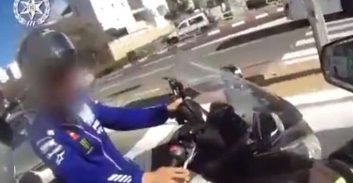 אילת: צעיר שלא הוציא רישיון מעולם מואשם שרכב על קטנוע בזמן פסילה