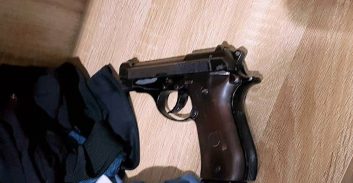 שני מוכרים למשטרה נעצרו בחשד להחזקת סמים ואקדח