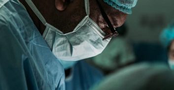 אישום: סחט במשך עשור עשרות אלפי שקלים מרופא שיניים