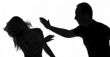 אי הרשעה לאמן לחימה שתקף את אשתו וגבר אחר בחשד שניהלו רומן