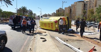 ב"ש: אמבולנס היה מעורב בתאונה והתהפך בדרכו לבית חולים