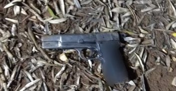 מאסר למוכר למשטרה מחולון שנתפס עם אקדח חצי אוטומטי