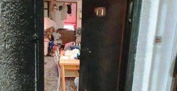 דלת ביתו של מוכר למשטרה הוצתה, שלושה ילדים קפצו מהחלון