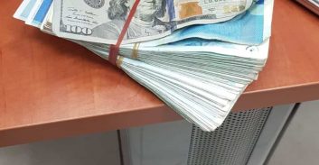 השוטרים חיפשו סמים אבל מצאו "רק" עשרות אלפי שקלים