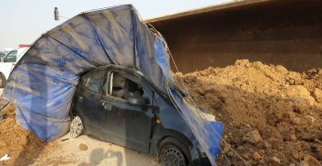 החול מהמשאית נשפך על רכב וכמעט שקבר אישה ושני ילדיה