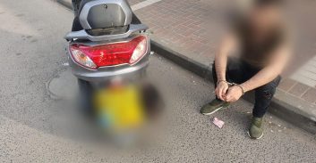 עוכב לאחר שדיבר בנייד כשרכב על קטנוע, ונעצר בחשד לאחזקת סמים