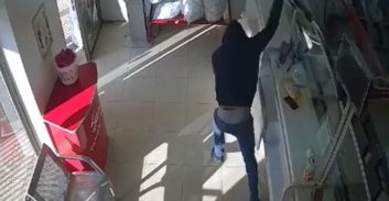 צפו בסרטון: כך נשדד סניף הדואר בשכונת רמות בבאר שבע