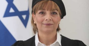 נפגעת מדלת הרכב אחרי שיצאת ממנו? לא תאונת דרכים