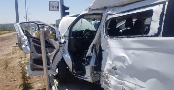 חולצו בשלום אישה וגבר שנלכדו ברכב שהתנגש עם אוטובוס
