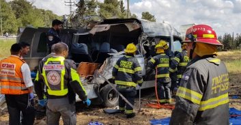 ארבעה הרוגים בהתהפכות מיניבוס עם אסירים משוחררים