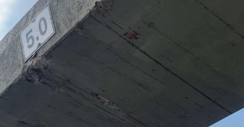 משאית פגעה בגשר הולכי רגל סמוך לגבעת שמואל