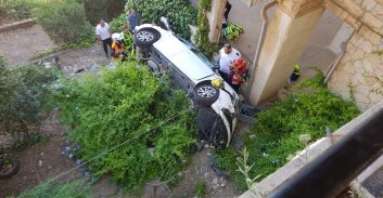 אישה נפצעה בינוני לאחר שרכבה התהפך בחניון בירושלים