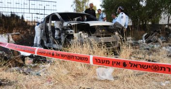 נקבע מותה של ילדה שנלכדה בתוך רכב בוער