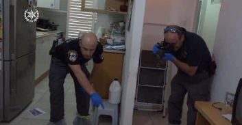 הרצח בחולון: שיסף את צווארה ופניה של שכנתו, ודקר אותה שש פעמים