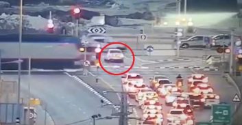 מאסר לנאשם שגנב רכב ליד נתב"ג למרות שהבעלים נתלה על מכסה המנוע