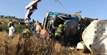 צעירה נהרגה וגבר נפצע קשה בהתהפכות משאית בטון על רכב פרטי