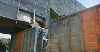 משאית פגעה בגשר להולכי רגל בשכונת רמות בירושלים