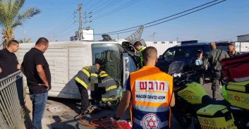 צעיר נפצע בינוני בהתהפכות משאית בכניסה לטירה
