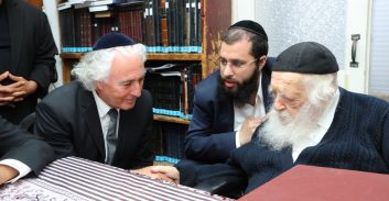 המאבק על הקול הדתי: ציון אמיר נפגש עם הרב קנייבסקי