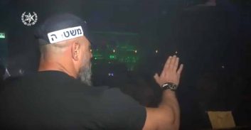 צפו בתיעוד: סמים נמצאו בפשיטה על מועדון של הקהילה הגאה בת"א