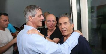 אביהו מדינה חוגג לאבי חימי אצל שירה ניר על הגג בעג'מי