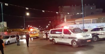 מוכר למשטרה נפצע מירי בלוד ; עוברת אורח נורתה בשוגג