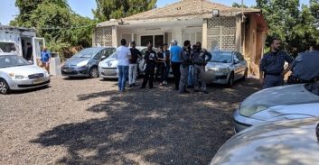 המשטרה וגורמי אכיפה נוספים פשטו על מגרש מכוניות בפרדס חנה