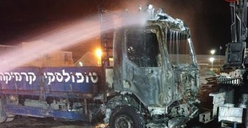 הוצתו משאיות במרכז הלוגיסטי של חברת הקרמיקה טופולסקי בצ'ק פוסט