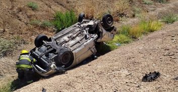 רכב התהפך בגן יבנה; ילדה נהרגה ושני נערים במצב בינוני