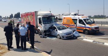 אם ובנה התינוק ישבו במושב האחורי – ונהרגו מפגיעת משאית