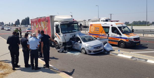 אם ובנה התינוק ישבו במושב האחורי – ונהרגו מפגיעת משאית