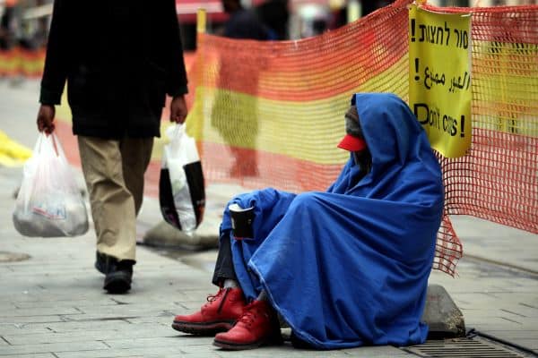 אישום: שדד 5,000 שקלים ממקבץ נדבות בבית קברות בירושלים