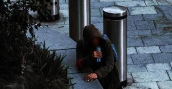 חסר בית שפרץ למכללה שוחרר בתנאי שישהה בכתובת קבועה