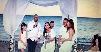 ליה פלוס ואסי דומב התחתנו באי של זורבה היווני