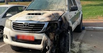 אישום: הצית רכבים של שוטרים וביצע כ-150 עסקאות סמים