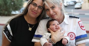 דרמה על הכביש ולידה בפקק תנועה