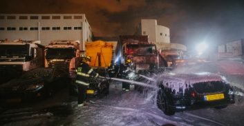 כלי רכב עלו באש במגרש אחסנה המשרת את המשטרה ורשויות אחרות