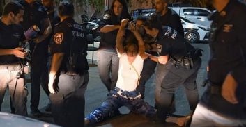 המשטרה יוצאת למאבק משפטי עקב התגברות המחאה נגד מנדלבליט