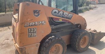 המשטרה עיכבה לחקירה בן 13 שנהג במיני-מחפרון "בובקאט"