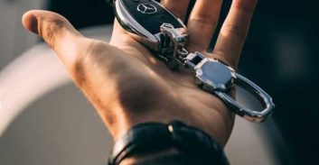 יבואן רכבי יוקרה מבני ברק נעצר בחשד להונאת המכס