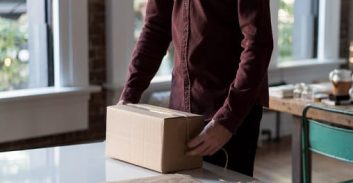 מה הוא עושה במשרד בשעה שש בבוקר?