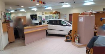 נהגת סטתה מהכביש ונכנסה עם רכבה לתוך מבנה