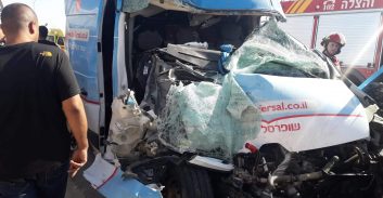 באר שבע: שני פצועים נלכדו בתאונה בין אוטובוס לרכב מסחרי