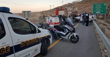 פלסטיני נהרג בתאונה בין שני רכבים בכביש 60