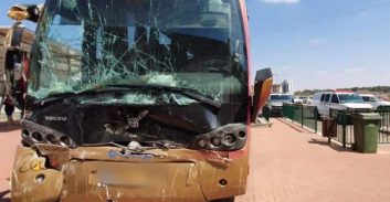 באר טוביה: אוטובוס הסעות התנגש בקיר, 27 נפצעו קל
