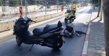 פתח תקווה: פצוע קשה וקל בתאונה בין אופנוע לאופניים חשמליים
