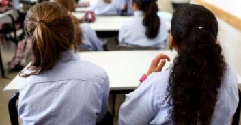 מנהל חברת פרסום נעצר בחשד שאונן מול תלמידות בית ספר