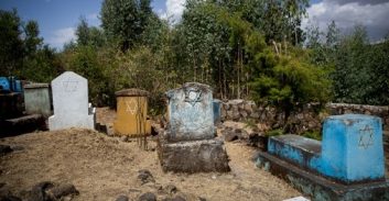 נאשם בנהיגה בשכרות שוחרר ממעצר בית כדי להקים באתיופיה מצבה לאמו המנוחה