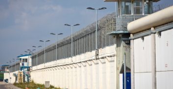 אסיר נאשם שאיים על קצין: "אוריד לך את הראש עם גרזן"